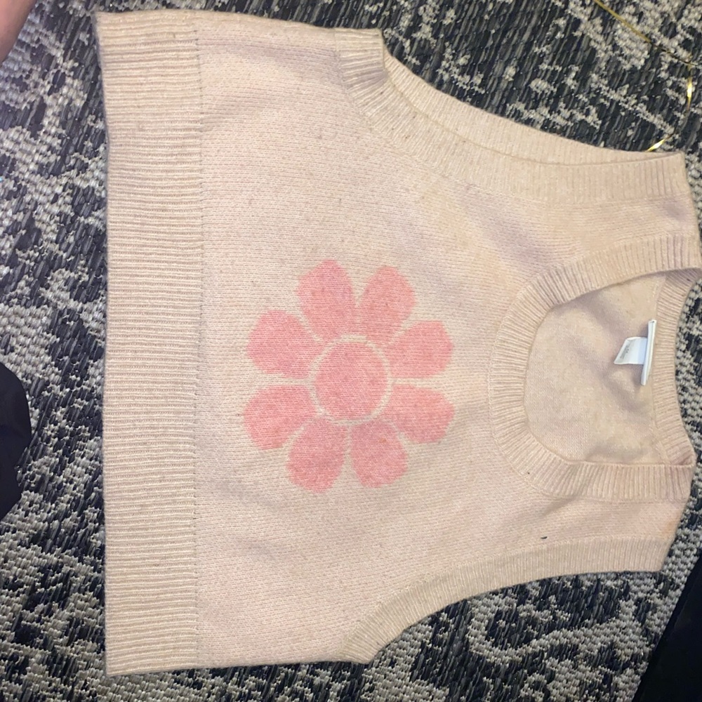 Pink flower detailed sweater vest cropped